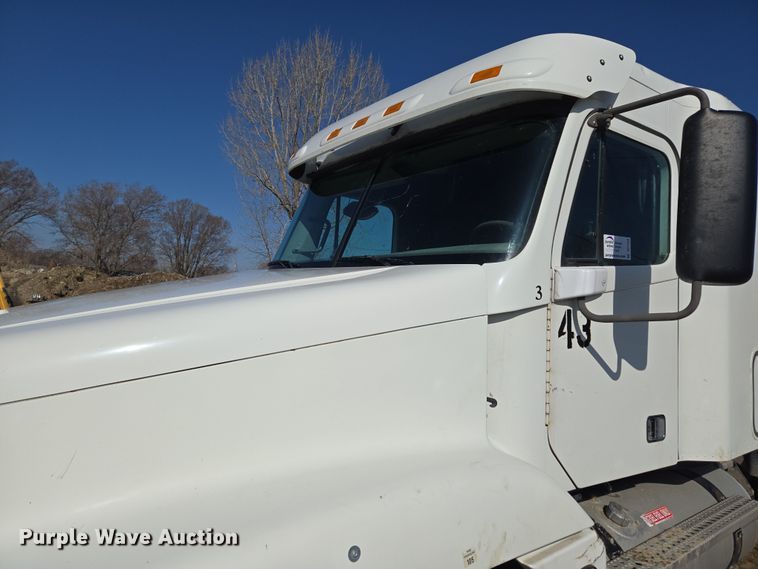 image for item DT7122 2005 Freightliner Century Class semi truck