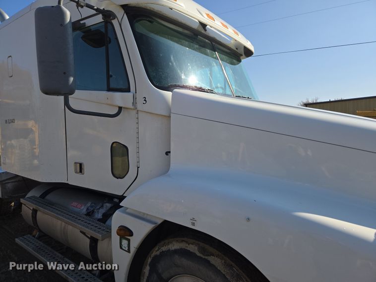 image for item DT7122 2005 Freightliner Century Class semi truck