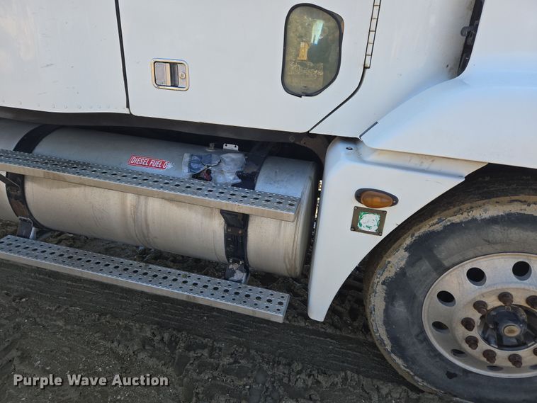 image for item DT7122 2005 Freightliner Century Class semi truck