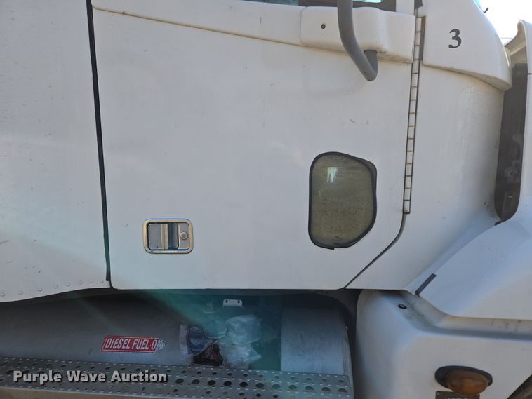 image for item DT7122 2005 Freightliner Century Class semi truck