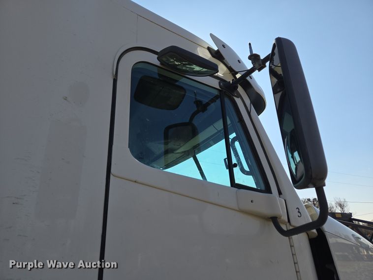 image for item DT7122 2005 Freightliner Century Class semi truck