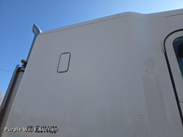 image for item DT7122 2005 Freightliner Century Class semi truck