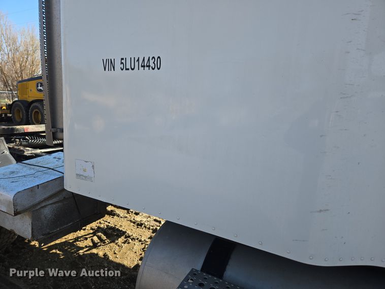 image for item DT7122 2005 Freightliner Century Class semi truck