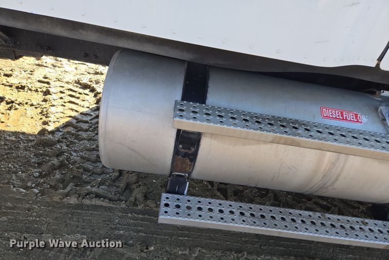 image for item DT7122 2005 Freightliner Century Class semi truck