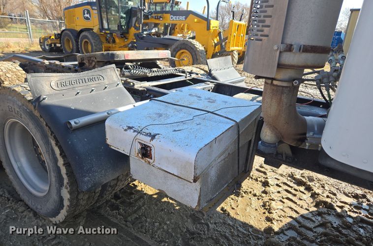 image for item DT7122 2005 Freightliner Century Class semi truck