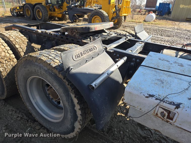 image for item DT7122 2005 Freightliner Century Class semi truck