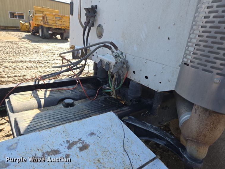 image for item DT7122 2005 Freightliner Century Class semi truck