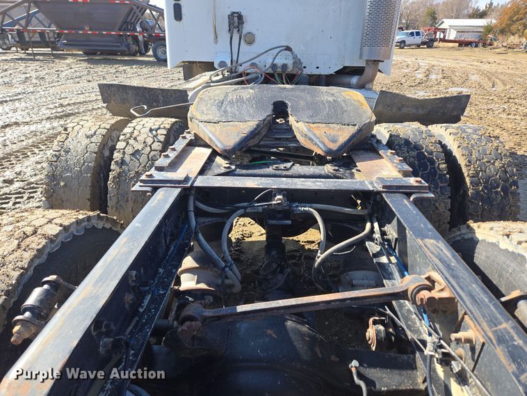 image for item DT7122 2005 Freightliner Century Class semi truck