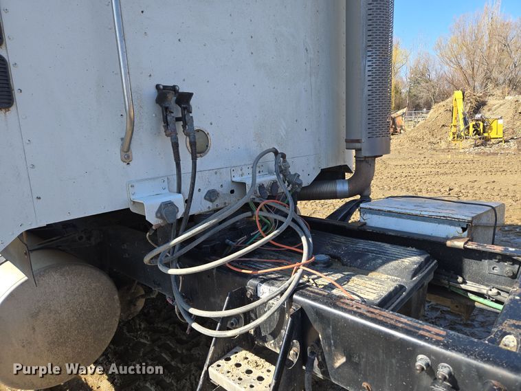 image for item DT7122 2005 Freightliner Century Class semi truck