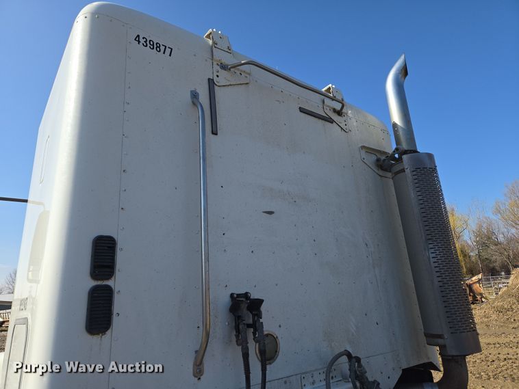 image for item DT7122 2005 Freightliner Century Class semi truck