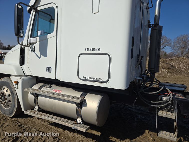 image for item DT7122 2005 Freightliner Century Class semi truck