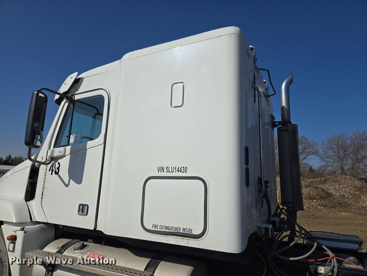 image for item DT7122 2005 Freightliner Century Class semi truck