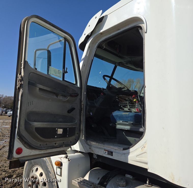 image for item DT7122 2005 Freightliner Century Class semi truck