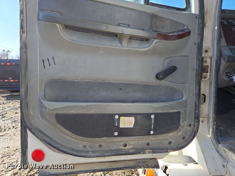 image for item DT7122 2005 Freightliner Century Class semi truck