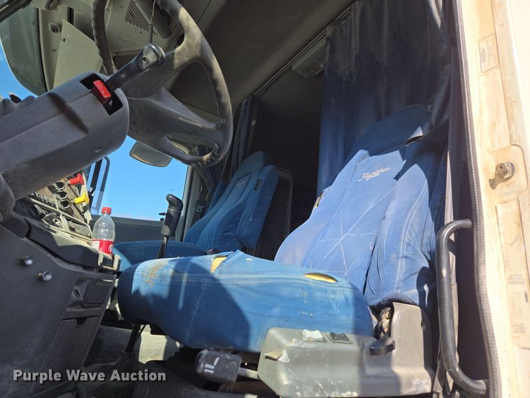 image for item DT7122 2005 Freightliner Century Class semi truck