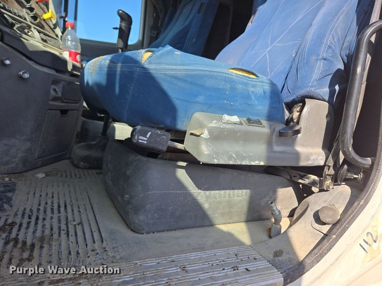 image for item DT7122 2005 Freightliner Century Class semi truck