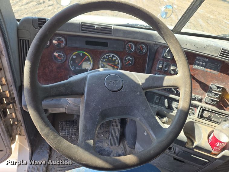 image for item DT7122 2005 Freightliner Century Class semi truck