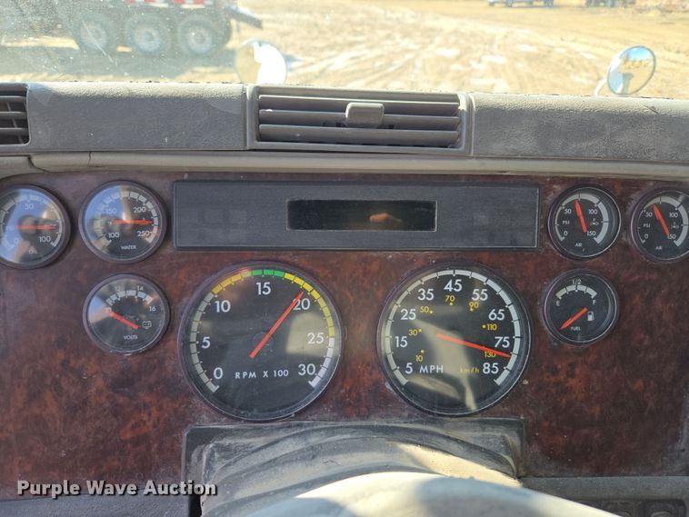 image for item DT7122 2005 Freightliner Century Class semi truck