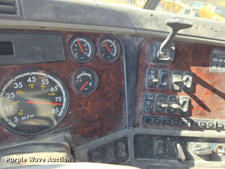 image for item DT7122 2005 Freightliner Century Class semi truck