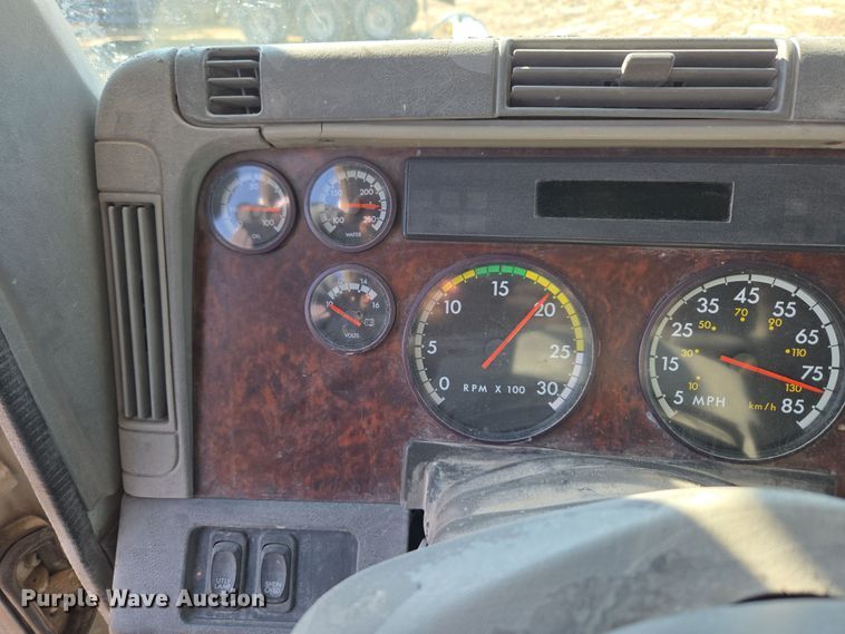 image for item DT7122 2005 Freightliner Century Class semi truck