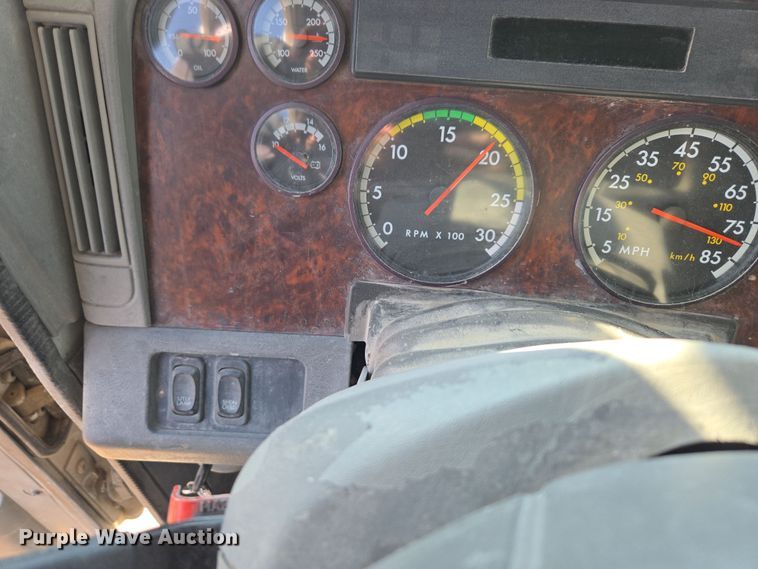 image for item DT7122 2005 Freightliner Century Class semi truck