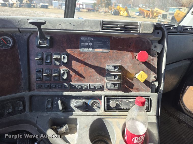 image for item DT7122 2005 Freightliner Century Class semi truck