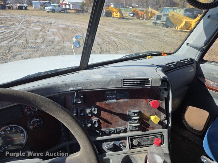 image for item DT7122 2005 Freightliner Century Class semi truck