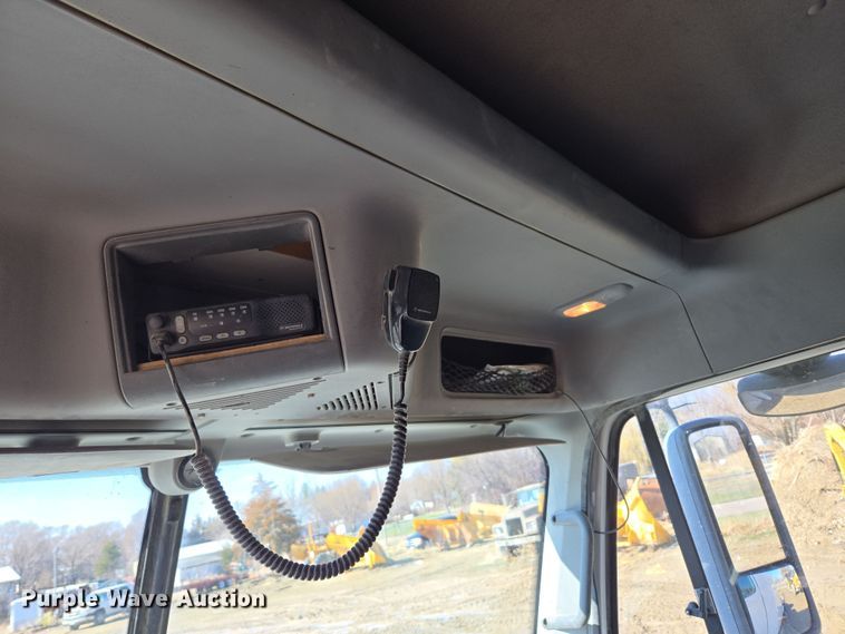 image for item DT7122 2005 Freightliner Century Class semi truck