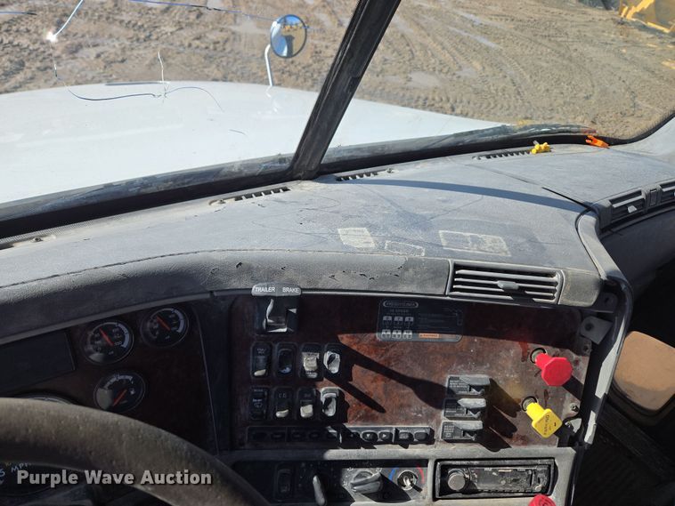 image for item DT7122 2005 Freightliner Century Class semi truck