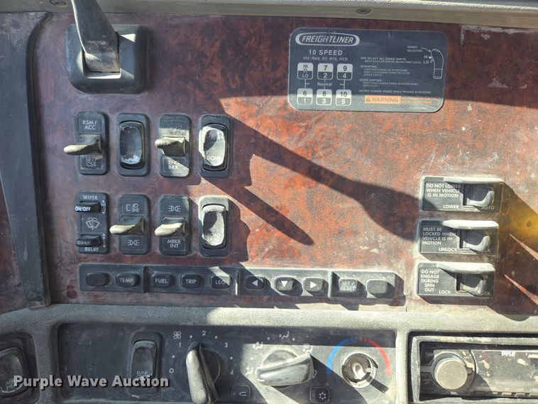 image for item DT7122 2005 Freightliner Century Class semi truck