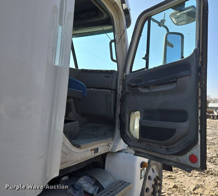 image for item DT7122 2005 Freightliner Century Class semi truck