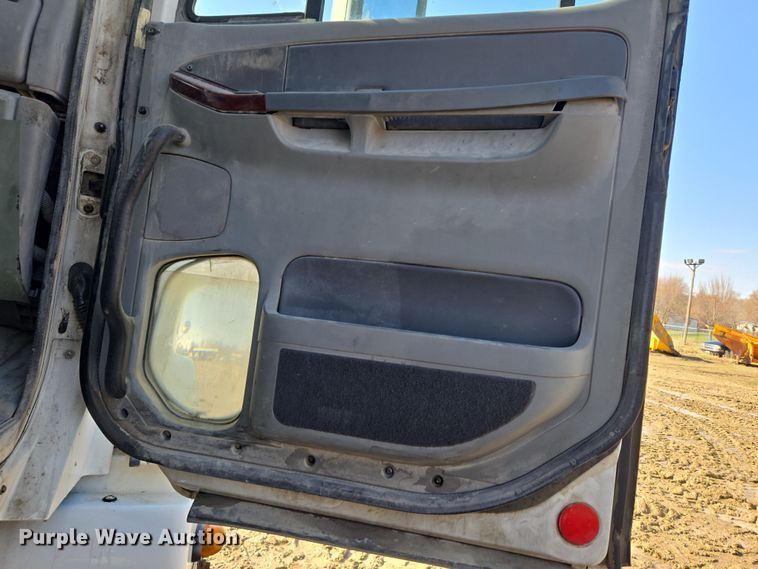 image for item DT7122 2005 Freightliner Century Class semi truck