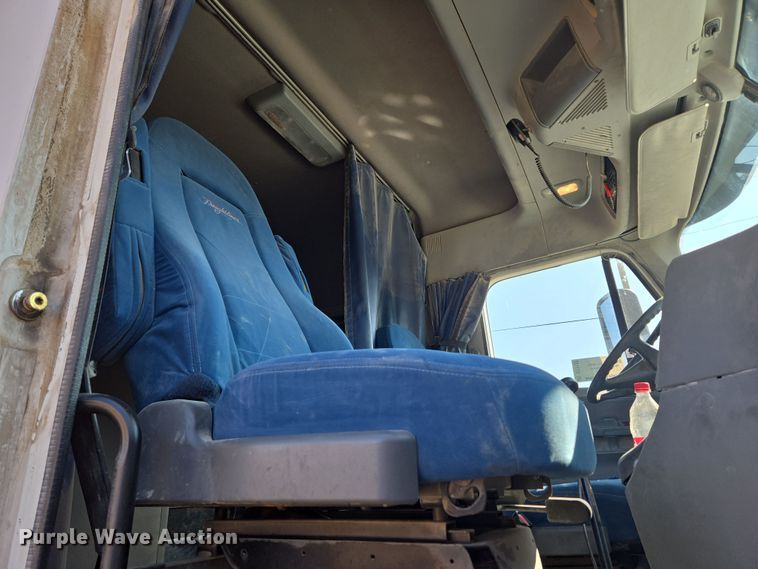 image for item DT7122 2005 Freightliner Century Class semi truck