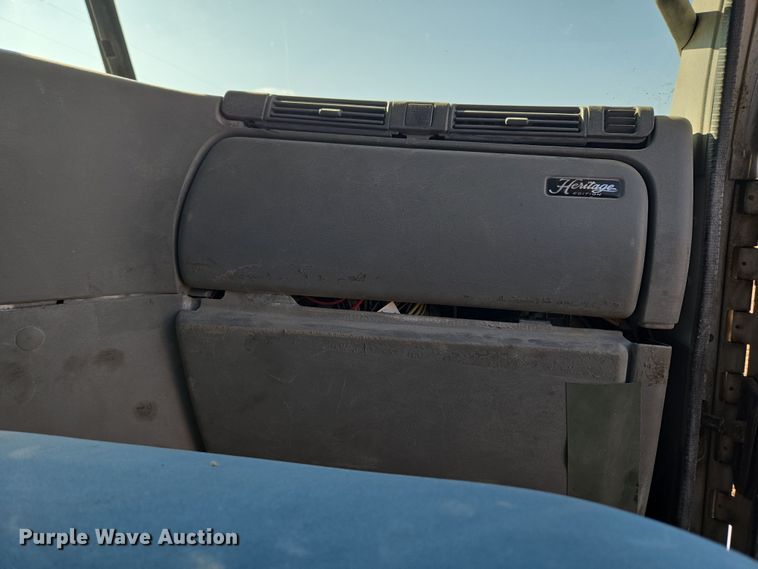 image for item DT7122 2005 Freightliner Century Class semi truck