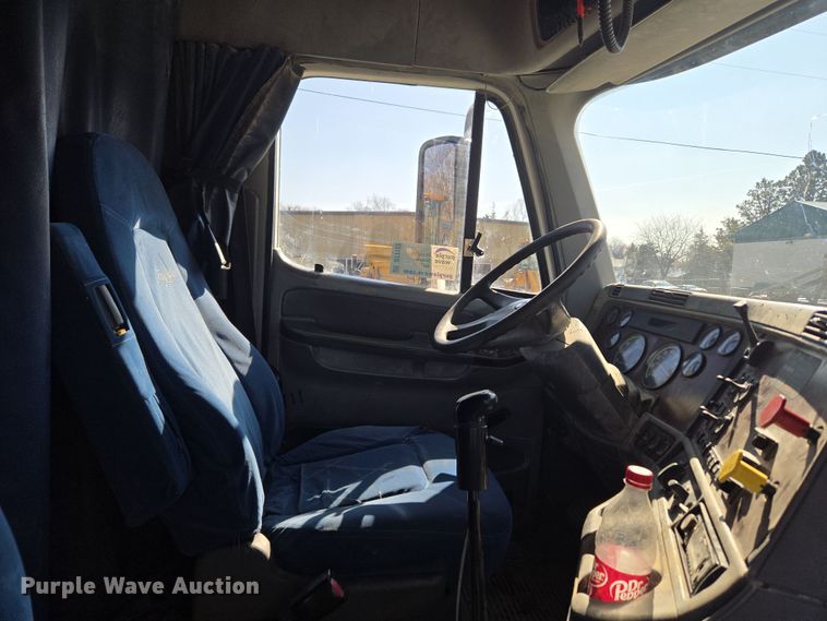 image for item DT7122 2005 Freightliner Century Class semi truck