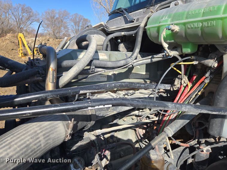 image for item DT7122 2005 Freightliner Century Class semi truck