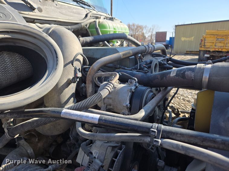 image for item DT7122 2005 Freightliner Century Class semi truck