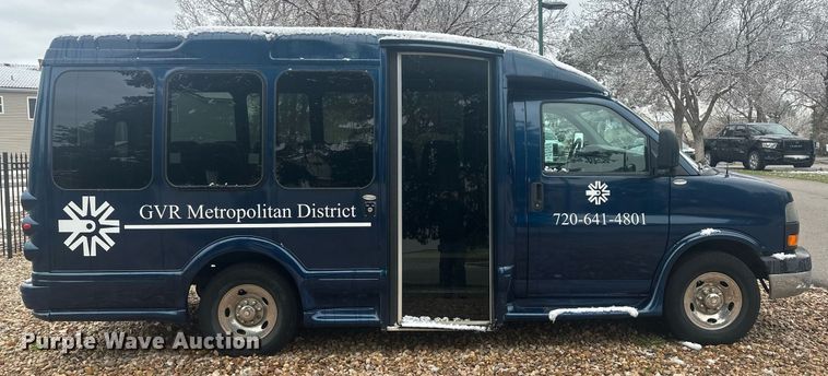 image for item DT7125 2011 GMC Savana G3500 shuttle bus