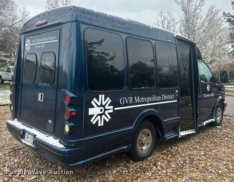 image for item DT7125 2011 GMC Savana G3500 shuttle bus