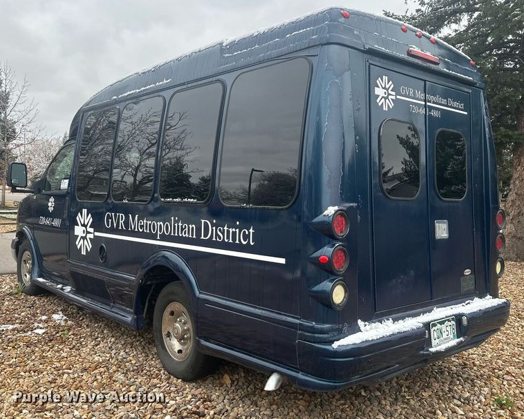 image for item DT7125 2011 GMC Savana G3500 shuttle bus