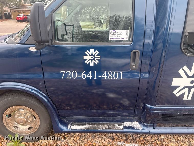 image for item DT7125 2011 GMC Savana G3500 shuttle bus