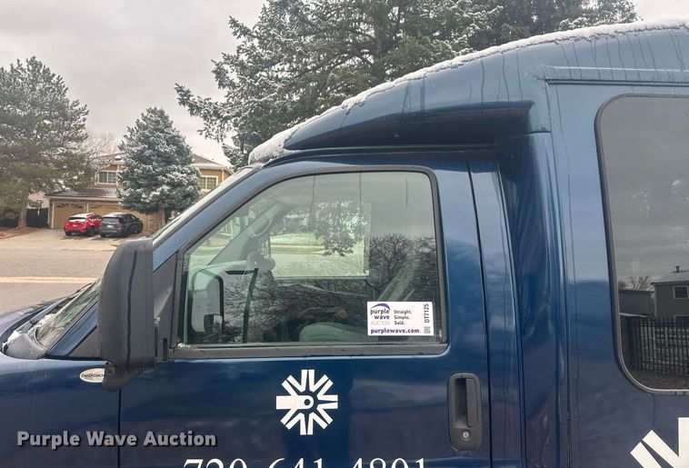 image for item DT7125 2011 GMC Savana G3500 shuttle bus