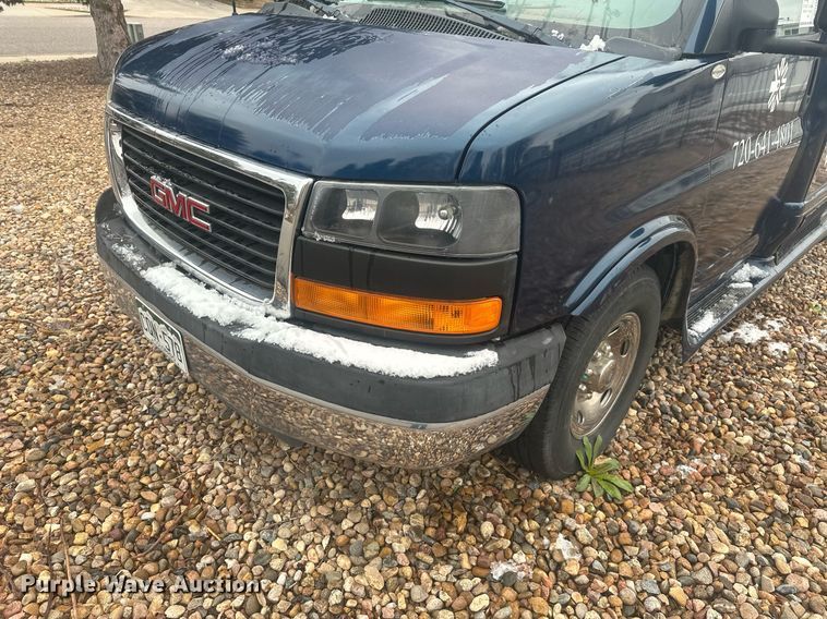 image for item DT7125 2011 GMC Savana G3500 shuttle bus