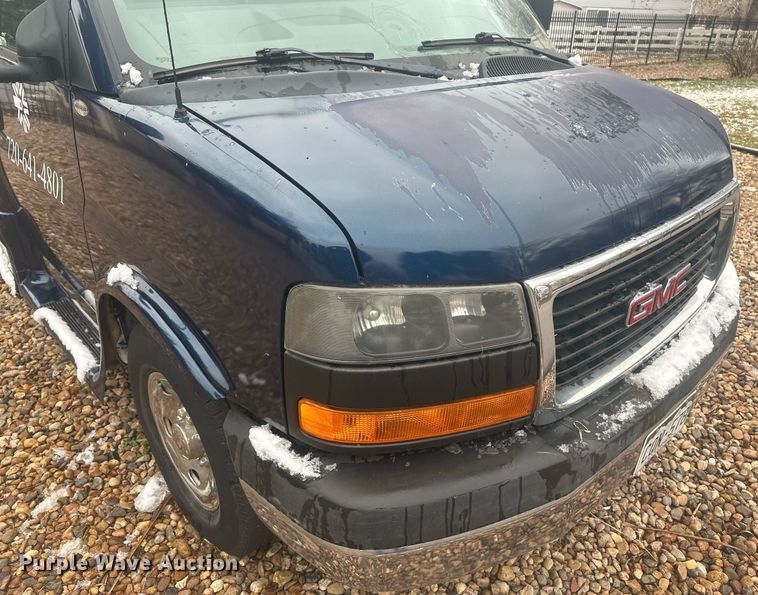 image for item DT7125 2011 GMC Savana G3500 shuttle bus