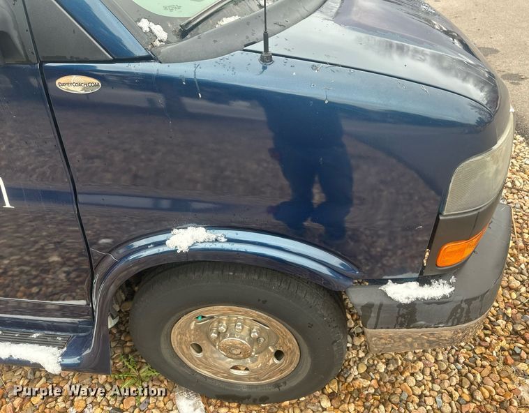 image for item DT7125 2011 GMC Savana G3500 shuttle bus