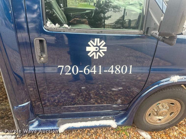 image for item DT7125 2011 GMC Savana G3500 shuttle bus