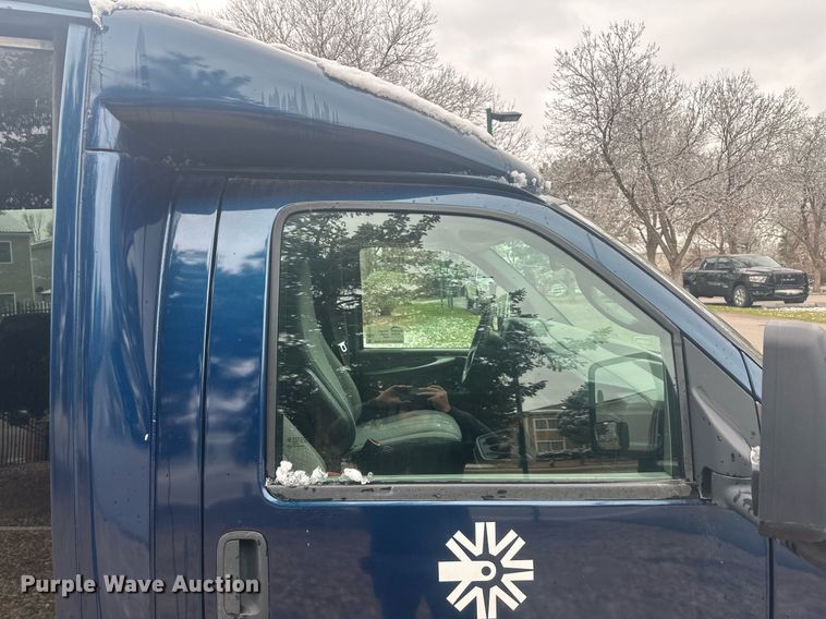 image for item DT7125 2011 GMC Savana G3500 shuttle bus