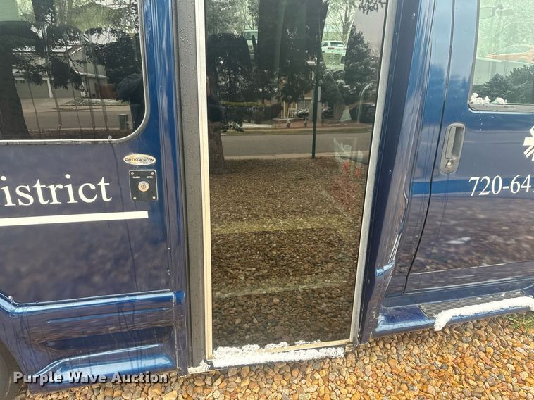 image for item DT7125 2011 GMC Savana G3500 shuttle bus