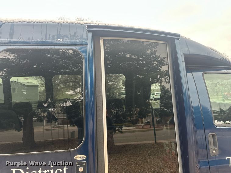 image for item DT7125 2011 GMC Savana G3500 shuttle bus