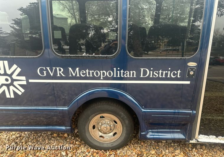 image for item DT7125 2011 GMC Savana G3500 shuttle bus